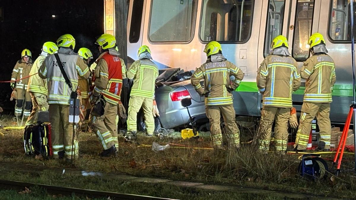 Stadtbahn schleift Auto mit – drei Verletzte in Hannover