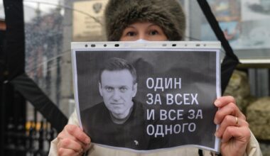 "Einer für alle, alle für einen": Eine Navalny-Unterstützerin demonstriert für die Freilassung des Oppositionspolitikers.