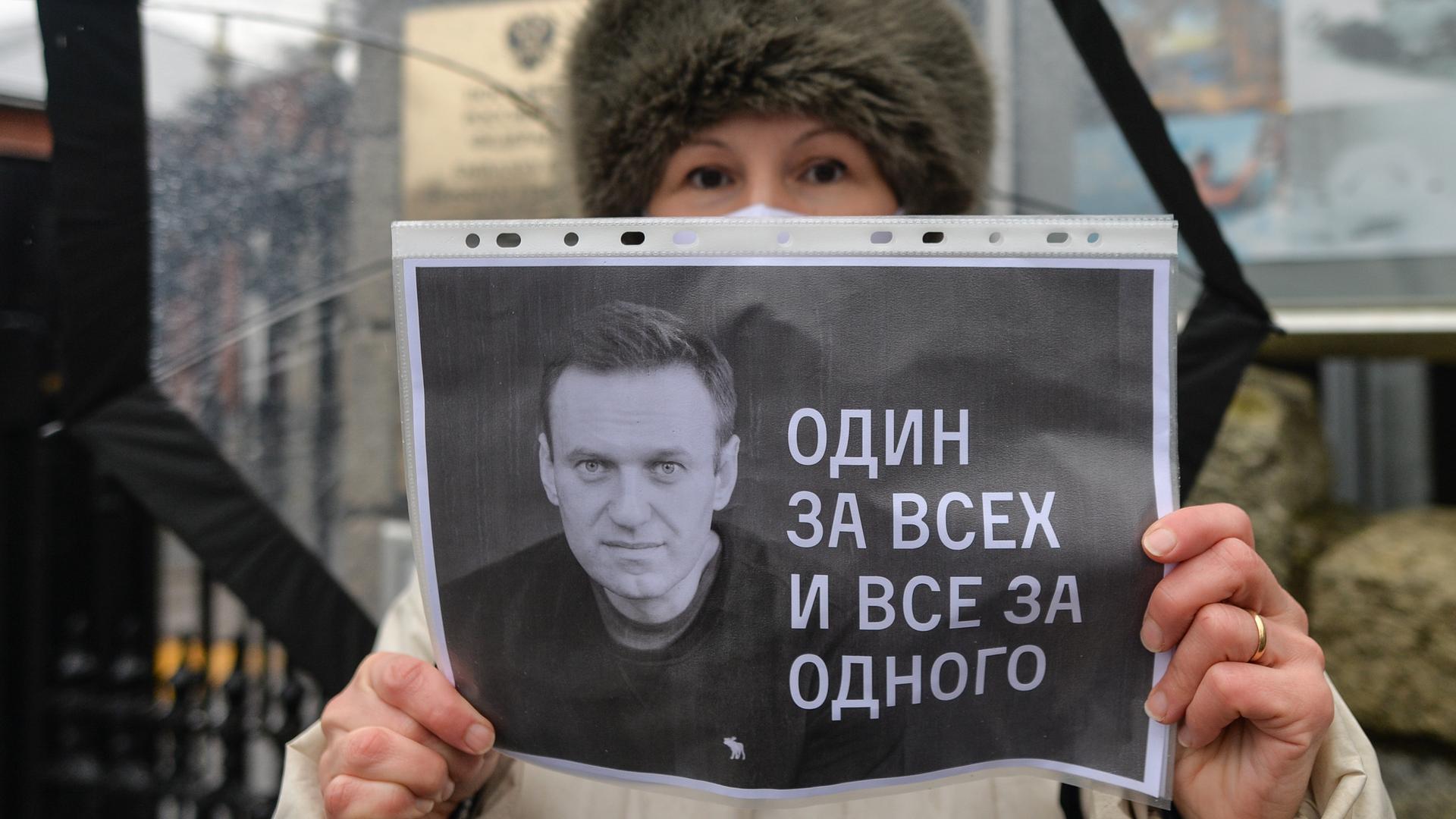 "Einer für alle, alle für einen": Eine Navalny-Unterstützerin demonstriert für die Freilassung des Oppositionspolitikers.