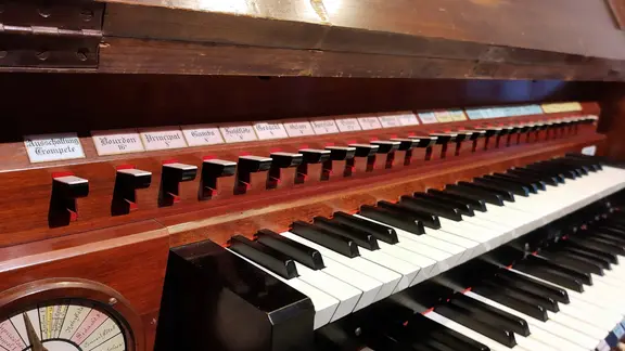 Spieltisch mit zwei Manualen der Orgel in der Kirche Gützkow.
