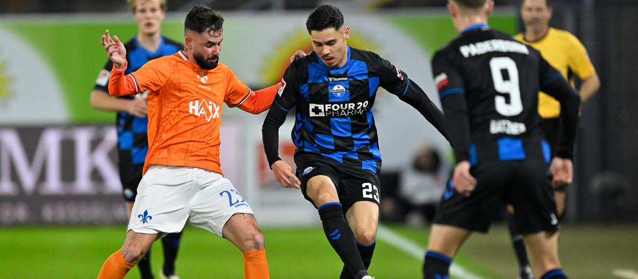 Zweikampf zwischen Paderborns Raphael Obermair und Marco Richter vom SV Darmstadt 