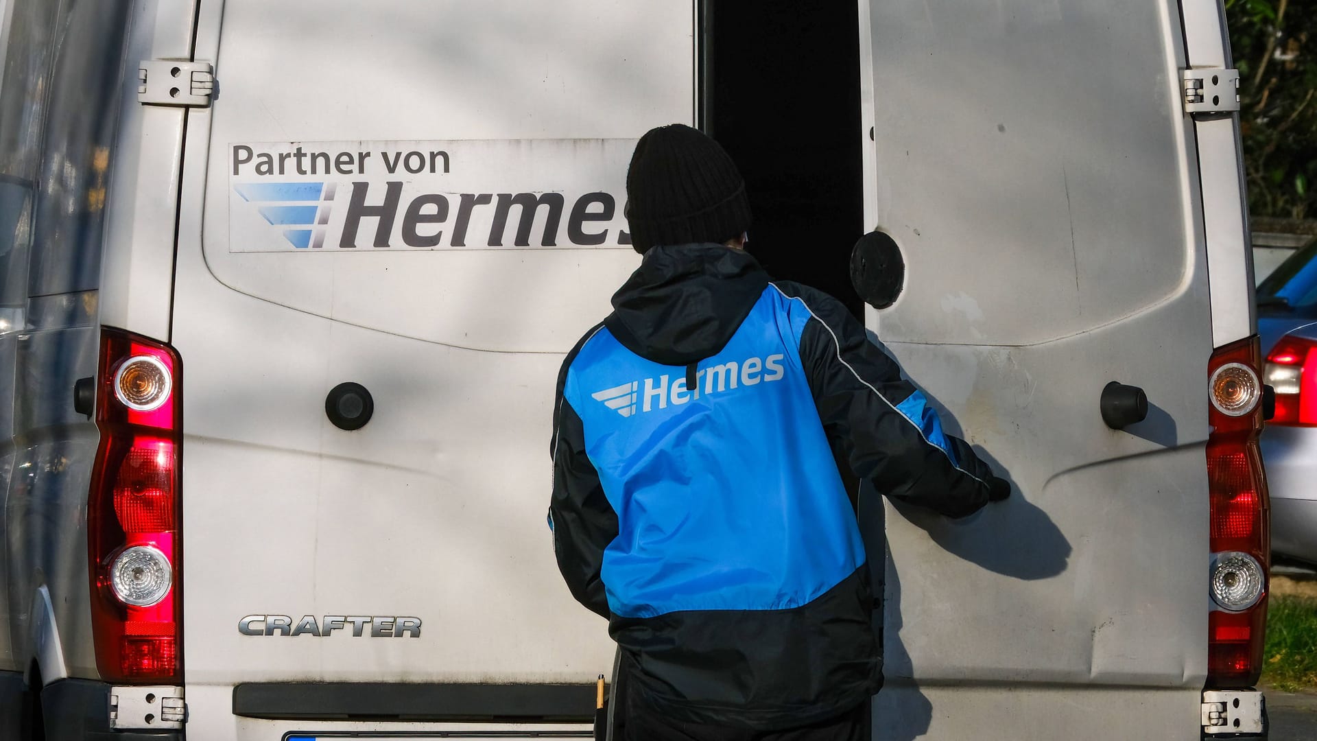 Paketbote von Hermes (Symbolfoto): In der Weihnachtszeit ist besonders viel zu tun.