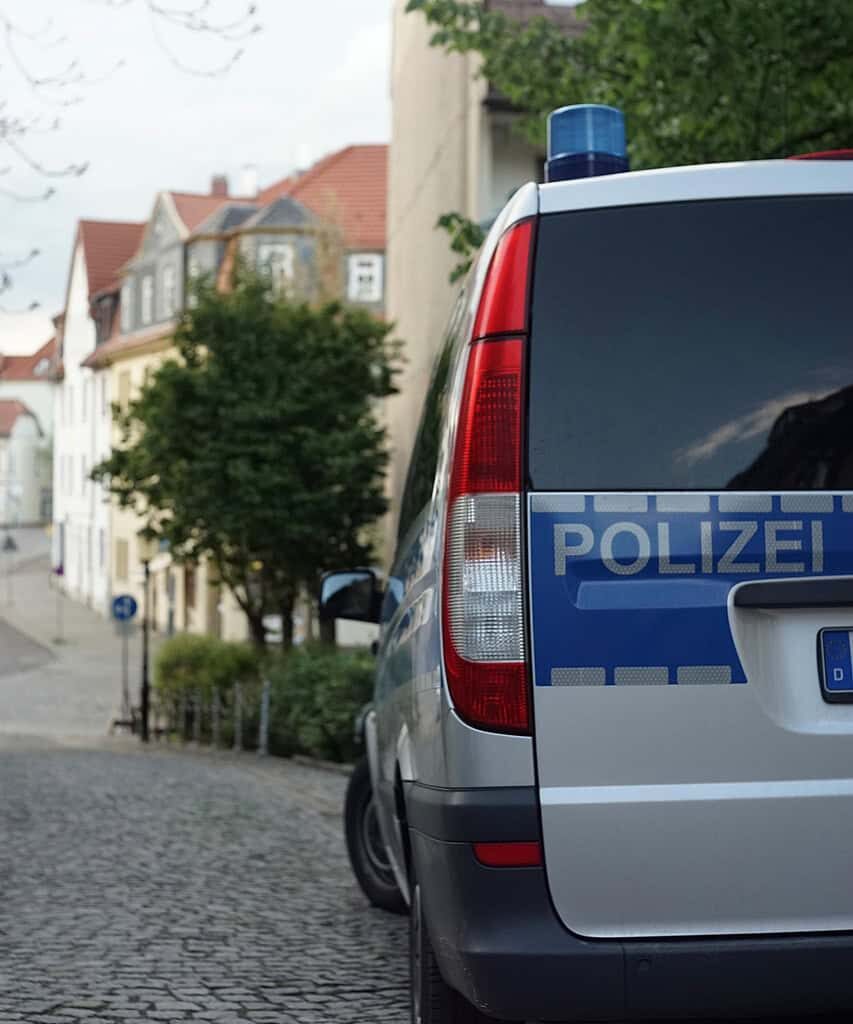 Streifenwagen stößt mit zwei Autos in Radebeul zusammen