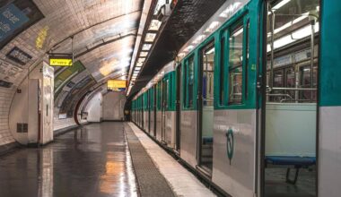 Leere Ubahn mit offenen Türen in einem Bahnhof bei Nacht, Paris, Frankreich (Symbolfoto)