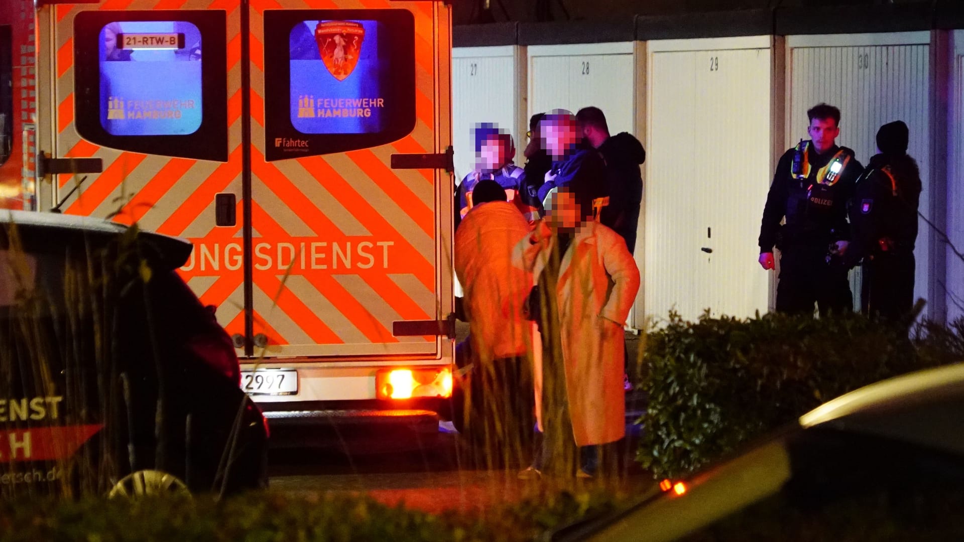 Personen und Einsatzkräfte stehen neben einem Rettungswagen: In Rahlstedt wurde am Dienstagabend eine Person getötet.