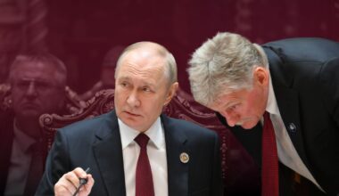 Der russische Präsident Wladimir Putin spricht mit Kreml-Sprecher Dmitri Peskow während einer erweiterten Sitzung des Rates der Staatschefs der Gemeinschaft Unabhängiger Staaten (GUS) im Palast der Nation in Duschanbe, Tadschikistan