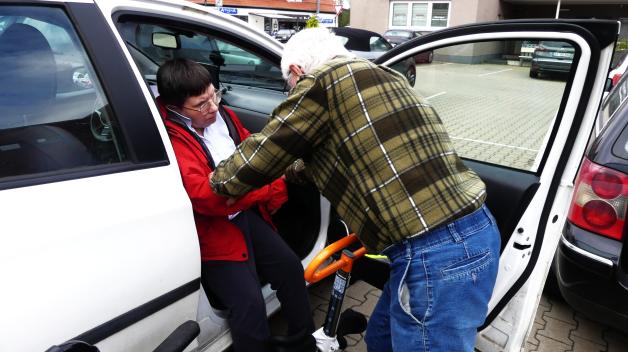 Mühsam für den 76-Jährigen Peter Burghard, seine Ehefrau vom Rollstuhl so schonend wie möglich auf den Beifahrersitz zu bringen.