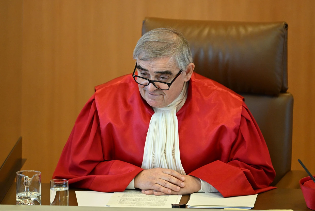 Peter Müller, zuvor Ministerpräsident des Saarlands, war von 2011 bis 2023 Richter im Zweiten Senat.  Solche Personalien könnten eigentlich bewirken, dass politische Folgenabwägungen in die Karlsruher Denkungsart eingehen.