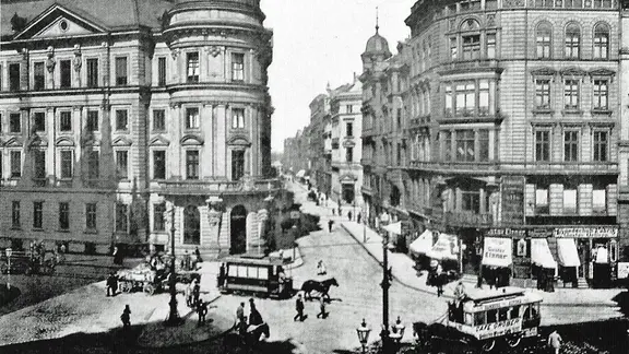 Pferdebahnen in der Hamburger Neustadt, Fotografie von etwa 1892. | Wiki Commons, Von Friedrich Strumper († 1913) - Die Hamburger Neustadt: 1878-1986, Hans Christians Verlag, Hamburg 1986, ISBN 3-7672-0973-X, Von Pincerno am 11. Dezember 2008 in die deutschsprachige Wikipedia geladen., Gemeinfrei, https://commons.wikimedia.org/w/index.php?curid=7876558 Pferdebahnen in der Hamburger Neustadt, Fotografie von etwa 1892.