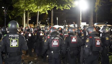 Große Menge an Polizisten am Alexis-Schumann-Platz.