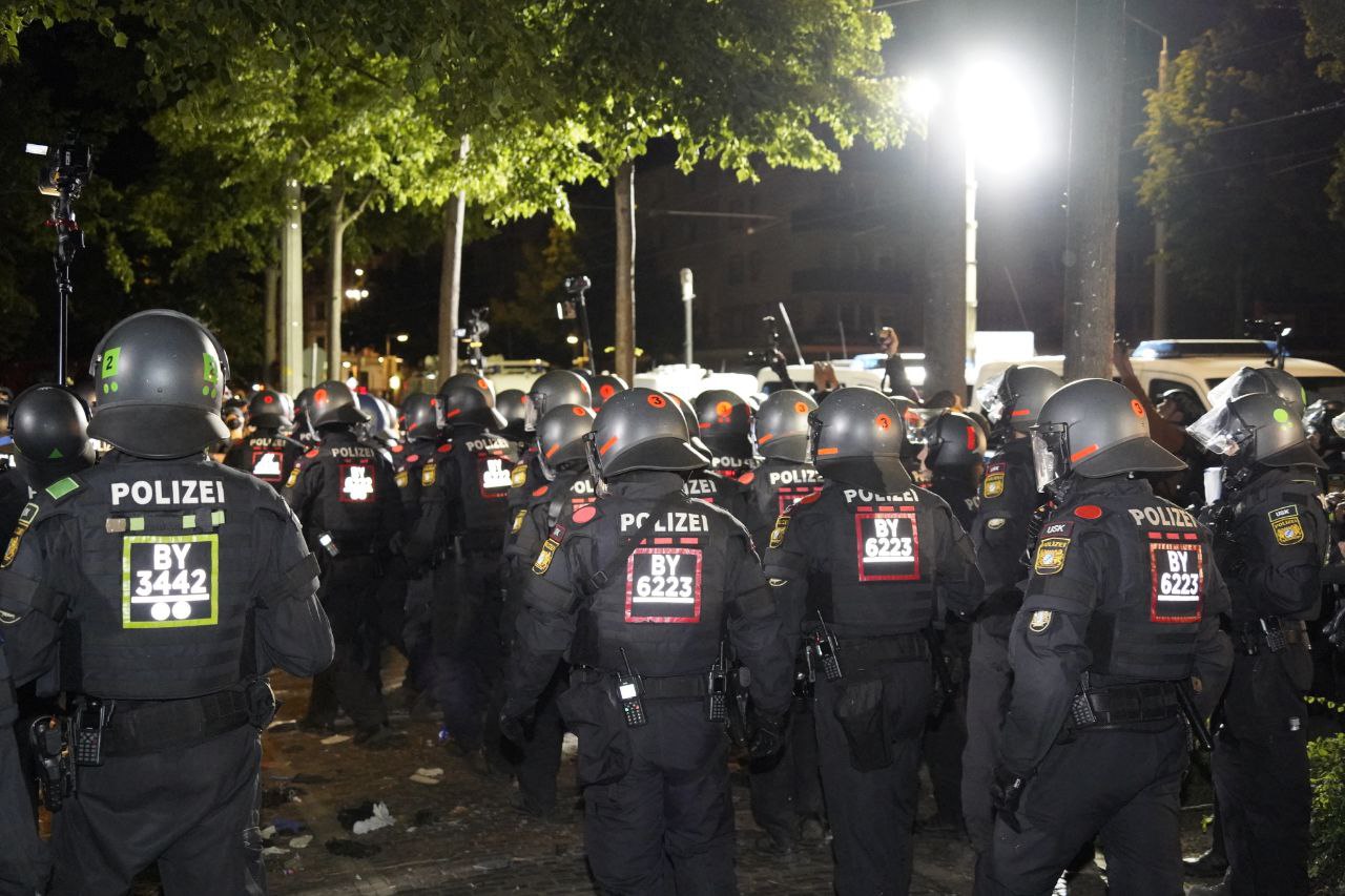 Große Menge an Polizisten am Alexis-Schumann-Platz.