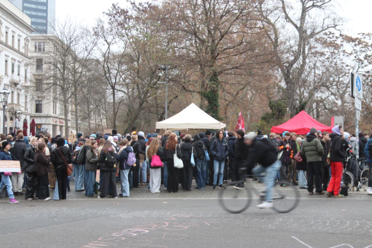 Polizeieinsatz anlässlich eines Fußballspiels und mehrerer Versammlungen · Leipziger Zeitung