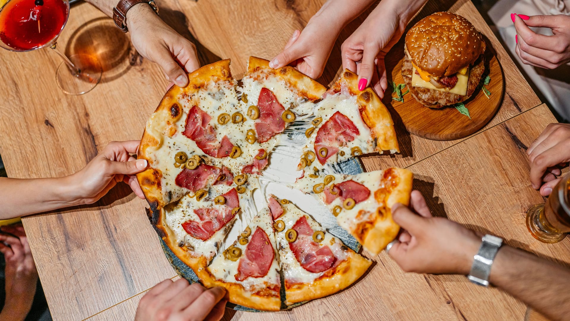 Pizza bestellen: Das Gericht enthält viel Fett und Salz, dafür wenig Ballaststoffe und Vitamine.