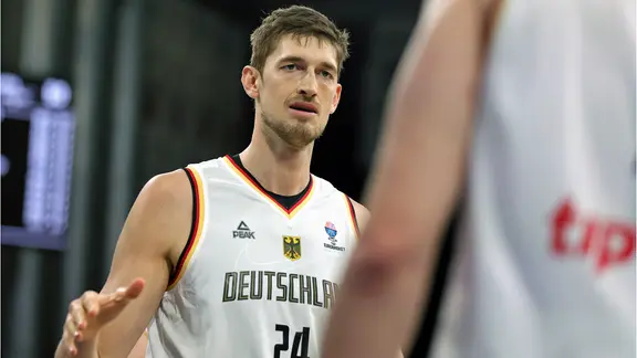 Tibor Pleiss im Trikot der deutschen Basketball-Nationalmannschaft | picture alliance / Christina Pahnke / sampics | sampics Tibor Pleiss im Trikot der deutschen Basketball-Nationalmannschaft
