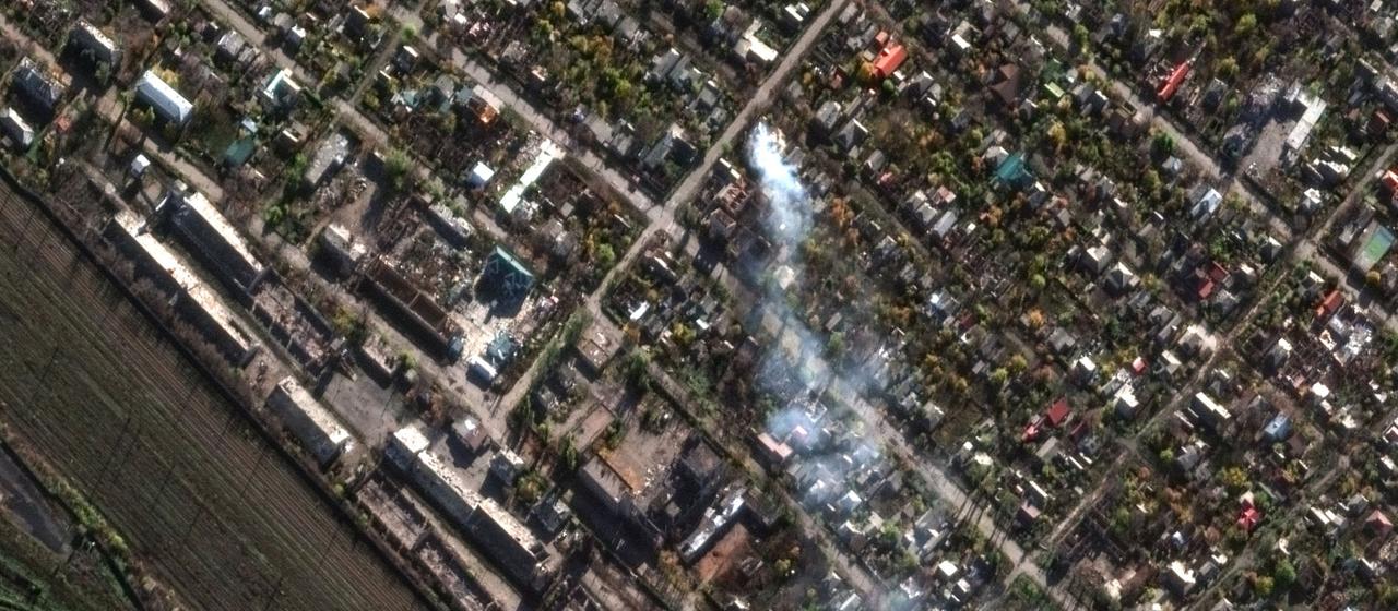 Rauch steigt in der ukrainischen Stadt Pokrowsk auf. | Satellite image ©2025 Vantor/Handout via REUTERS Rauch steigt in der ukrainischen Stadt Pokrowsk auf.