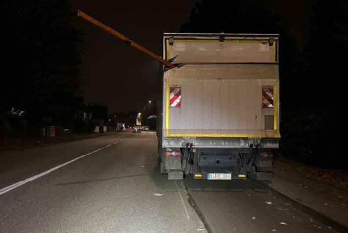 POL-BI: Unfallflucht - ungewöhnliche Beschädigung an Lkw