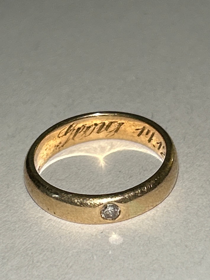 POL-WI: Polizei sucht die Eigentümerin von Goldring