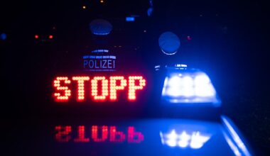 Fahrer in Viernheim flüchtet vor Kontrolle: Mann und Kind bei Crash verletzt