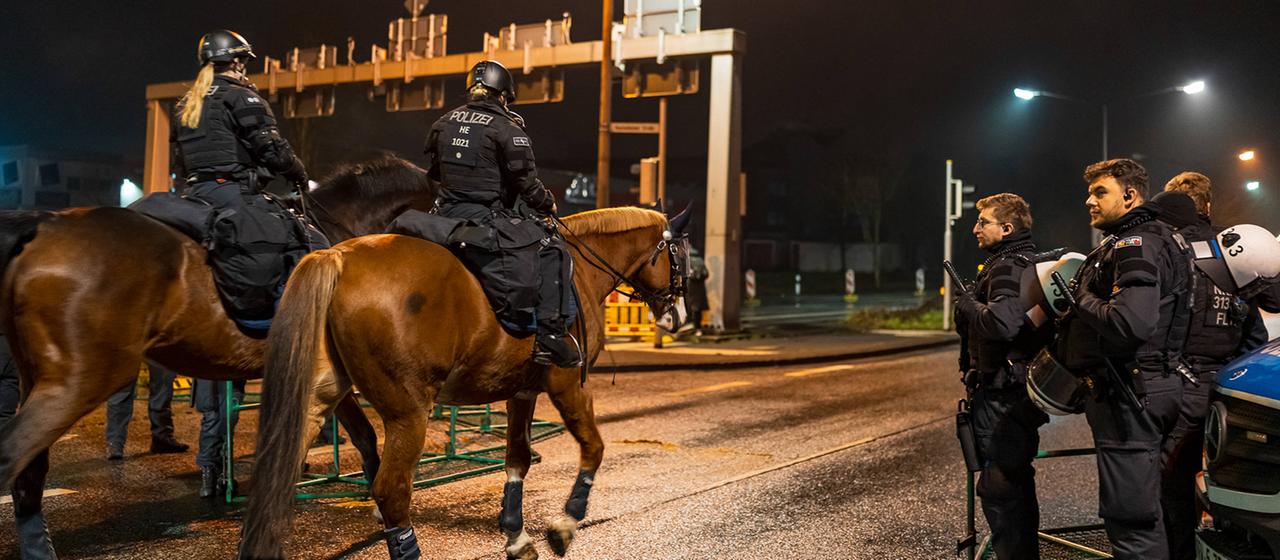 Polizeikräfte mit Polizeipferden bei einem Einsatz in Gießen. | IMAGO/5VISION.NEWS Polizeikräfte mit Polizeipferden bei einem Einsatz in Gießen.