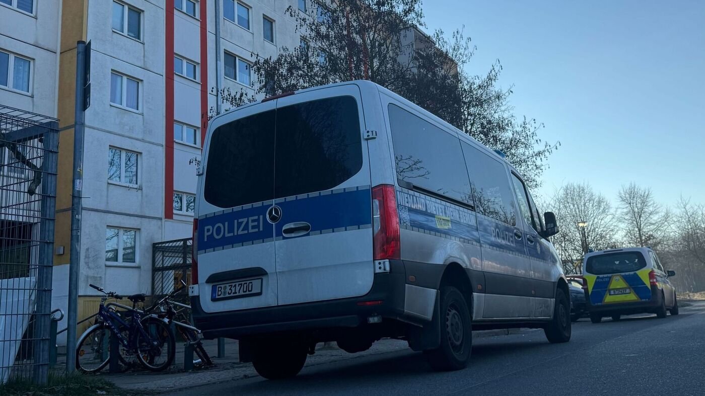 Randalierer brechen Polizisten Knochen – Beamter schießt auf Mann