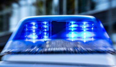 28.09.2021, Nordrhein-Westfalen, Gütersloh: Das Blaulicht an einem Polizeiwagen ist eingeschaltet.