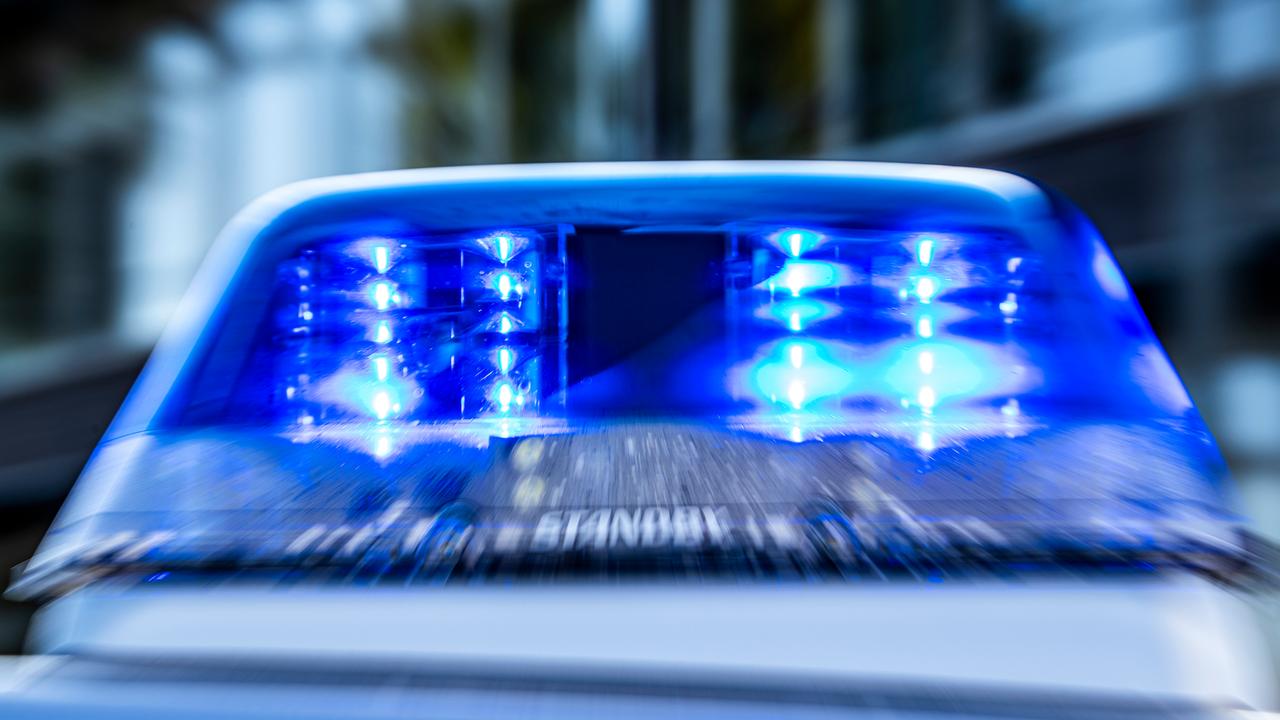28.09.2021, Nordrhein-Westfalen, Gütersloh: Das Blaulicht an einem Polizeiwagen ist eingeschaltet.