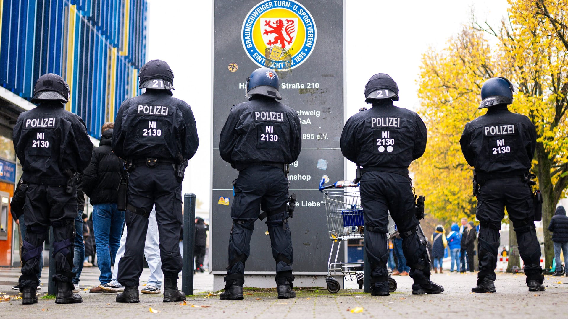 Polizei vor dem Eintracht-Stadion (Archivbild): Das jüngste Niedersachsenderby verlief deutlich friedlicher als frühere Duelle. Polizei vor dem Eintracht-Stadion (Archivbild): Das jüngste Niedersachsenderby verlief deutlich friedlicher als frühere Duelle.