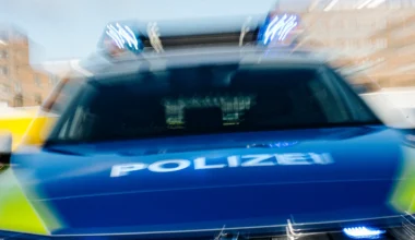 Tankstelle mit Messer überfallen: Polizei sucht junge Täter