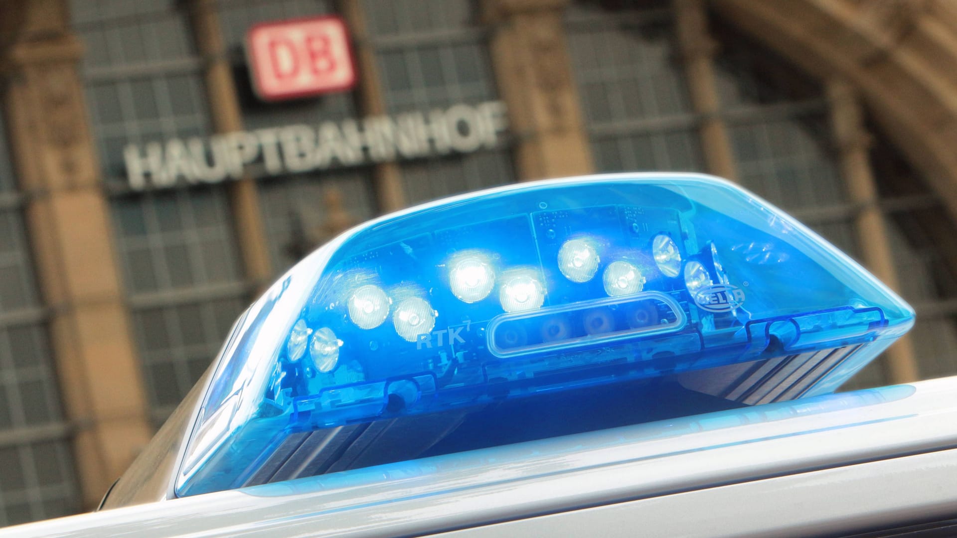 Polizeiauto vor dem Frankfurter Hauptbahnhof (Archivbild): Der Angreifer kam in eine psychiatrische Klinik.