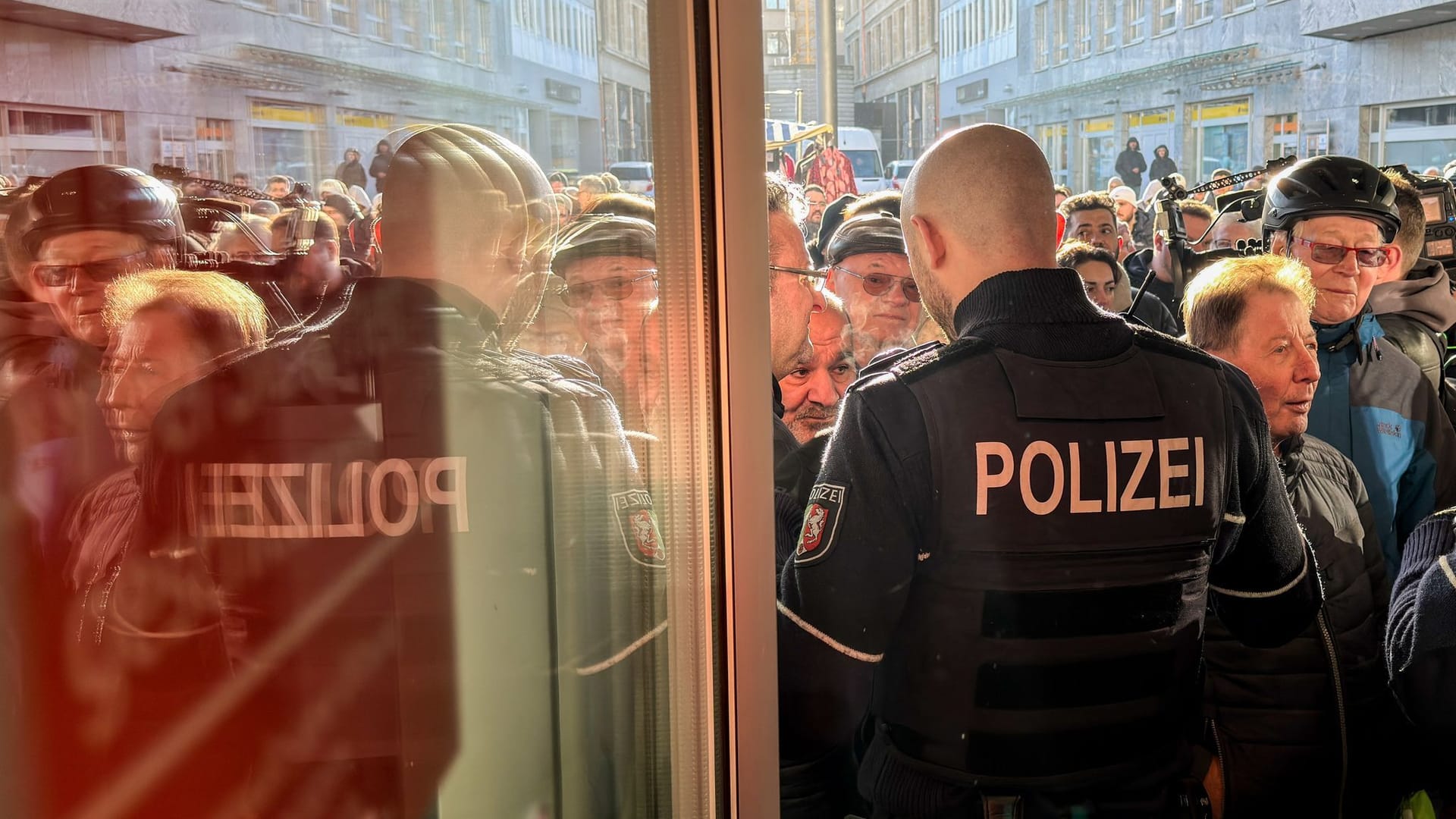 Polizeieinsatz an der Sparkassenfiliale in Gelsenkirchen-Buer, nachdem wartende Kunden versucht hatten in die Bank zu gelangen. Polizeieinsatz an der Sparkassenfiliale in Gelsenkirchen-Buer, nachdem wartende Kunden versucht hatten in die Bank zu gelangen.