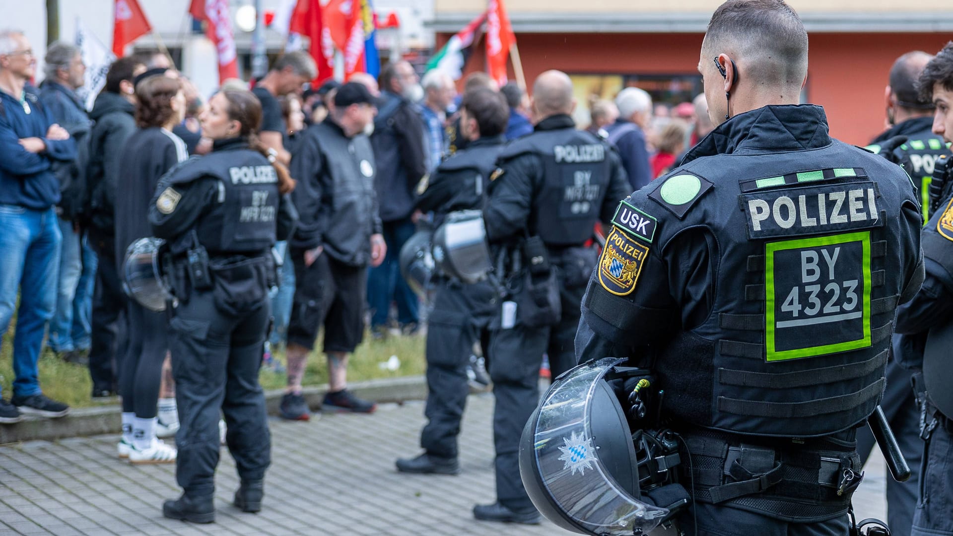 Polizeieinsatz bei Montagsdemo in Nürnberg (Archivbild): Insgesamt gingen 220 Menschen auf die Straße.