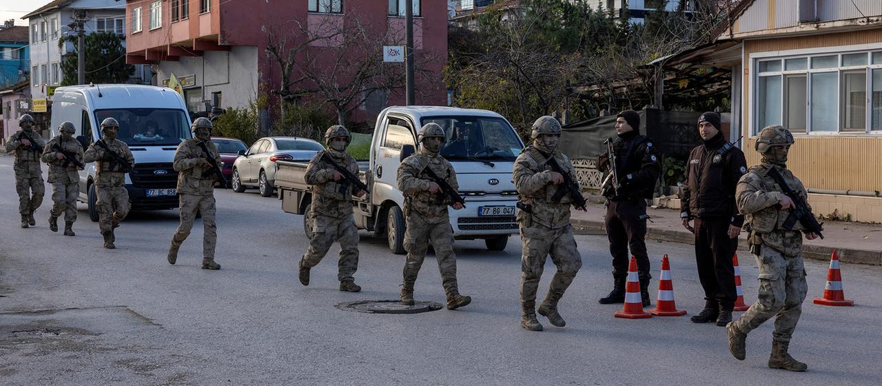 Türkische Gendarmerie-Spezialeinheiten in Yalova | REUTERS Türkische Gendarmerie-Spezialeinheiten in Yalova