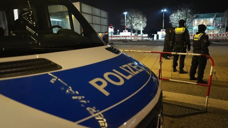 Polizeikräfte stehen auf dem Jungfernstieg (Archivbild): Auch beim Wechsel ins Jahr 2026 ist an dieser Stelle das Böllern verboten. Polizeikräfte stehen auf dem Jungfernstieg (Archivbild): Auch beim Wechsel ins Jahr 2026 ist an dieser Stelle das Böllern verboten.