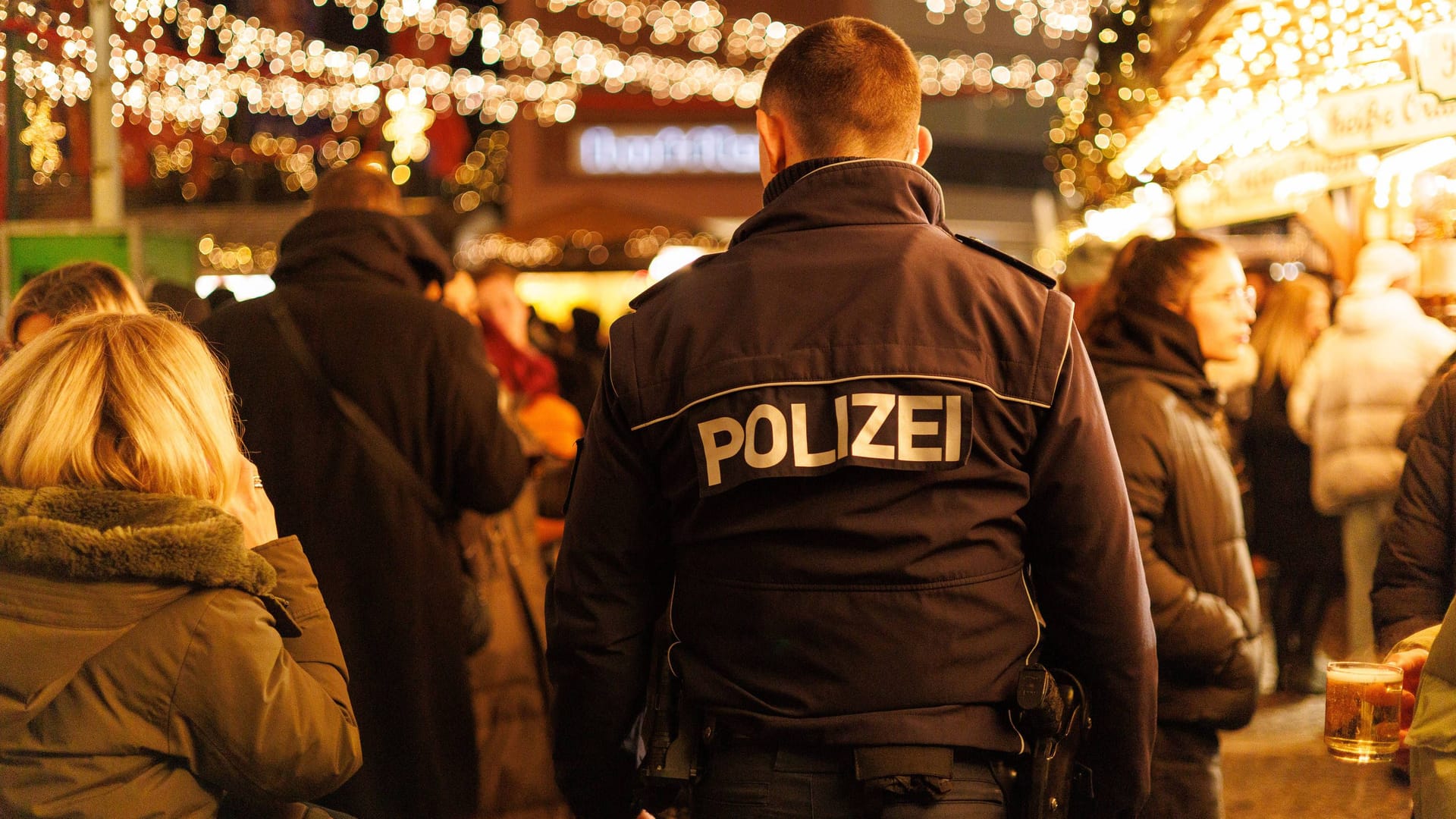 Polizisten auf einem Weihnachtsmarkt in Rheinland-Pfalz (Symbolbild): Mehrere teils geladene Schusswaffen lösten auf einem Weihnachtsmarkt Aufregung aus.