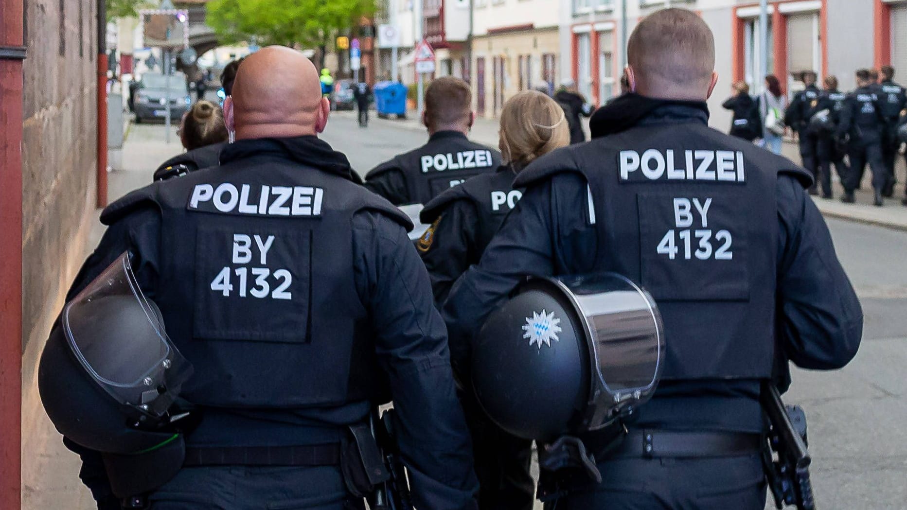 Polizisten im Einsatz (Archivbild): Bei der Demo am Montag in Nürnberg versuchte die Polizei die verschiedenen politischen Lager voneinander zu trennen.