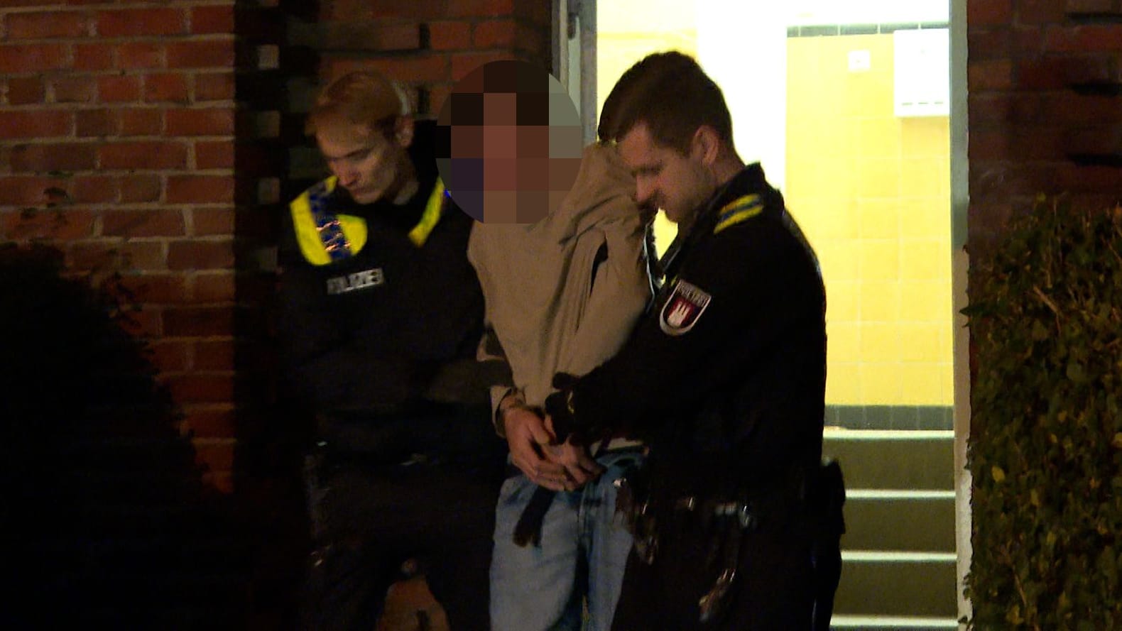 Polizisten nehmen einen Mann fest: Der Hamburger soll in seiner Wohnung randaliert und mit Schüssen gedroht haben.