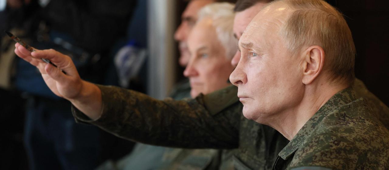 Russlands Präsident Wladimir Putin in Militäruniform beim "Zapad"-Manöver am 16.09.2025.
