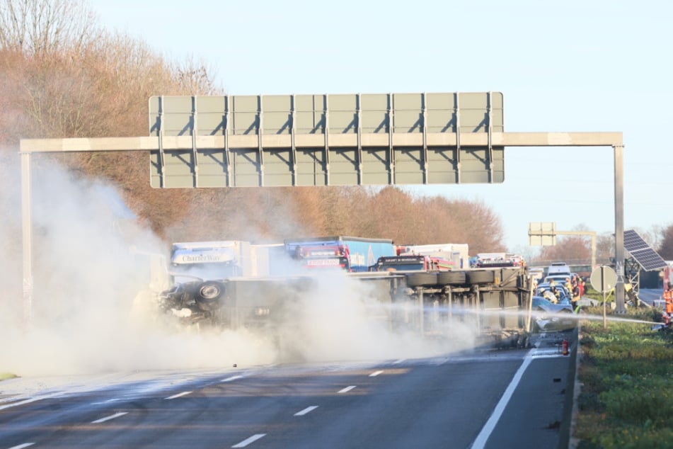 Der Lkw kippte aus ungeklärter Ursache um und ist aktuell für die Sperrung verantwortlich.