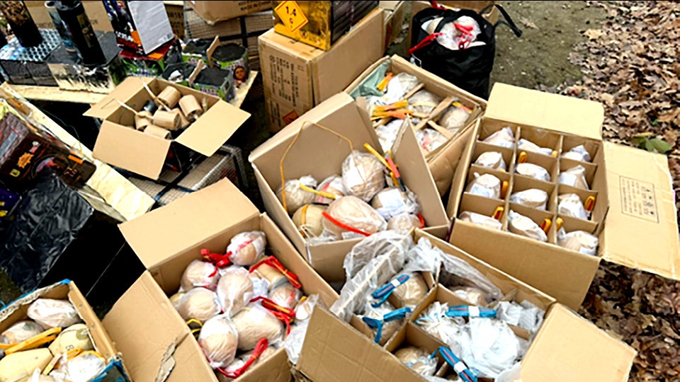 440 Kilo Pyrotechnik entdeckt: Durchsuchung bei 63-Jährigem in Halle