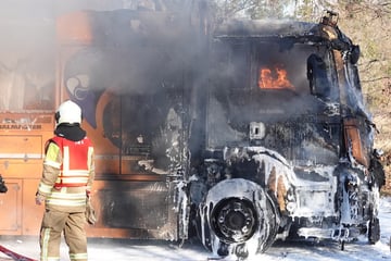 Dresden: Feuerwehreinsatz in Dresden-Strehlen: Spezialfahrzeug steht in Flammen
