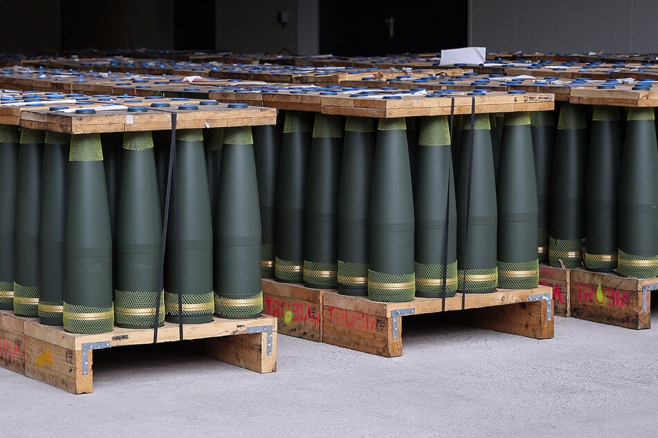 155mm-Artilleriegeschosse stehen zum Verladen bereit. (Archivbild)