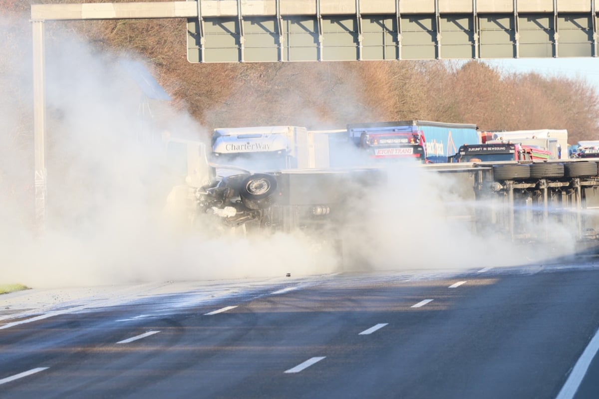 A46 nach Lkw-Unfall Richtung Düsseldorf dicht