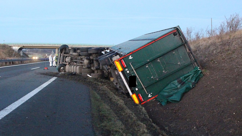 A36 im Harz wieder frei: Tausende Hühner verenden bei Unfall