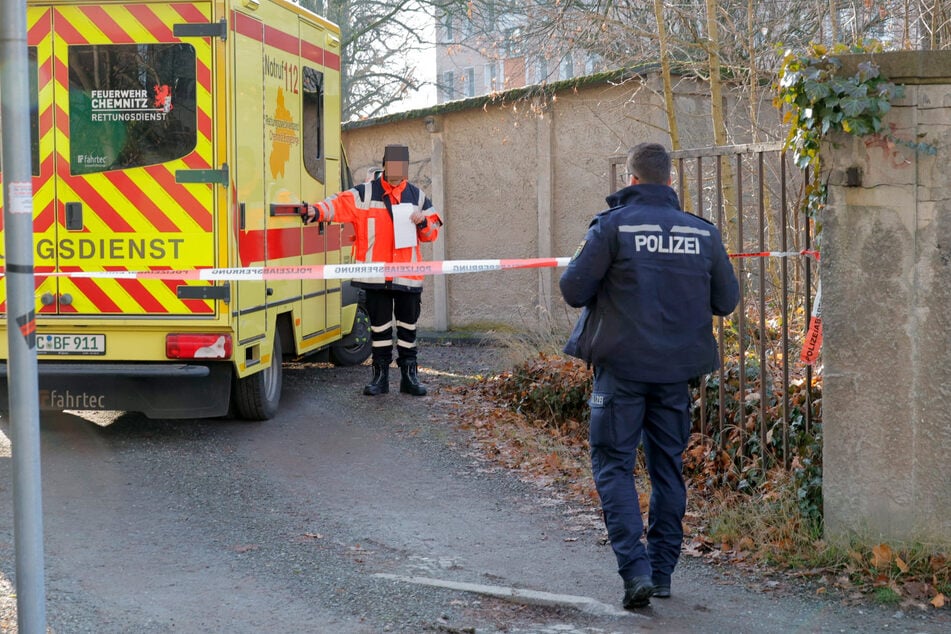 Einsatzkräfte sperrten die Zufahrt zum Hof ab.