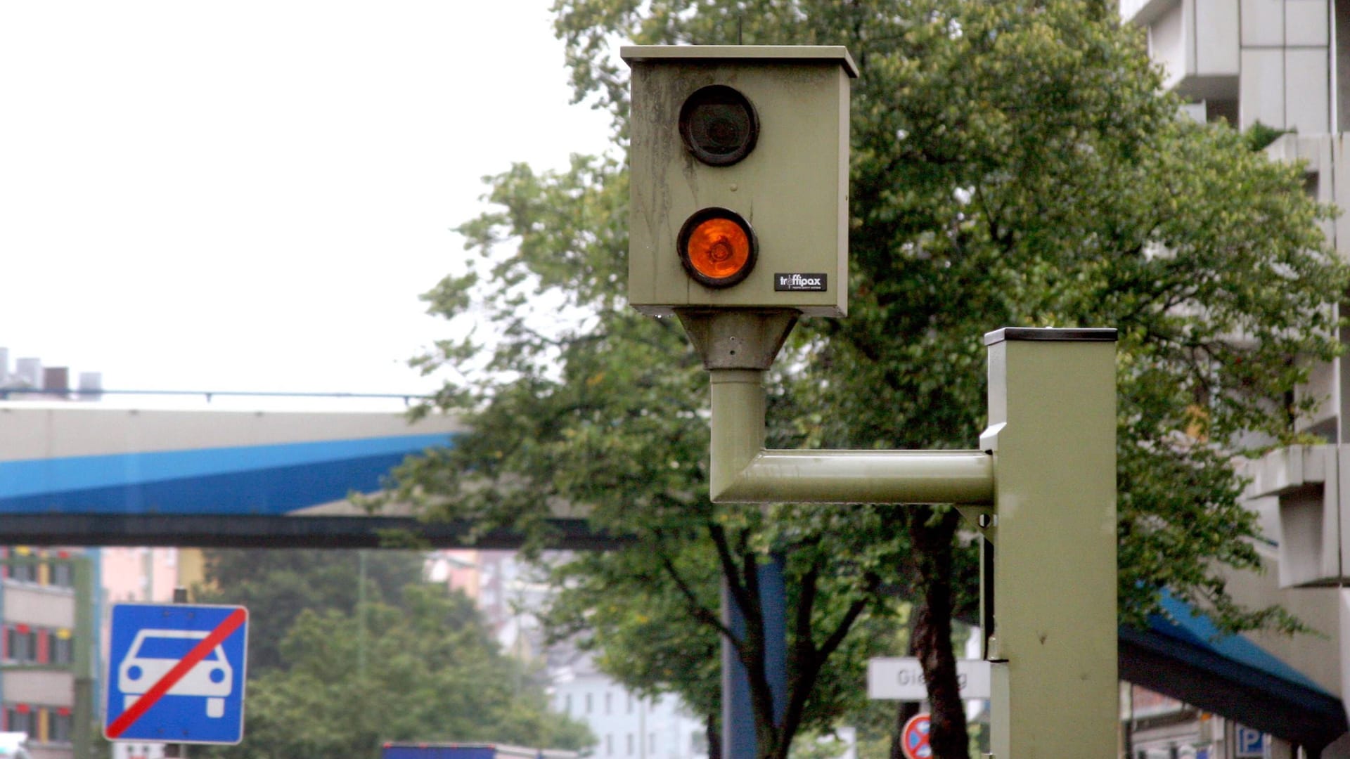 Radarfalle an der Tegernseer Landstraße in München (Archivbild), eine von vielen Anlagen in der Stadt zur Tempokontrolle.