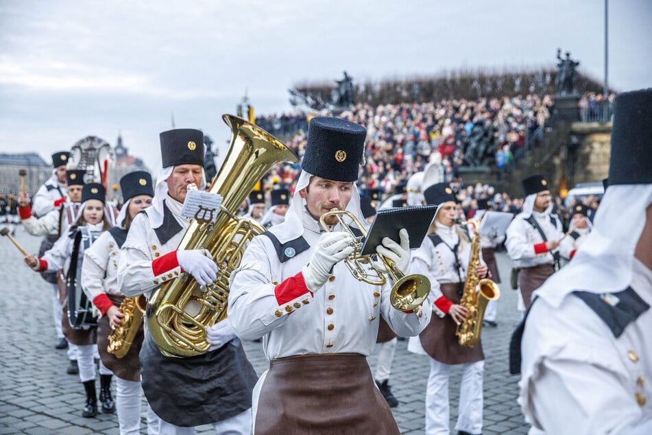 Mit Pauken und Trompeten kehrte die Große Bergparade kurz vorm vierten Advent zurück.
