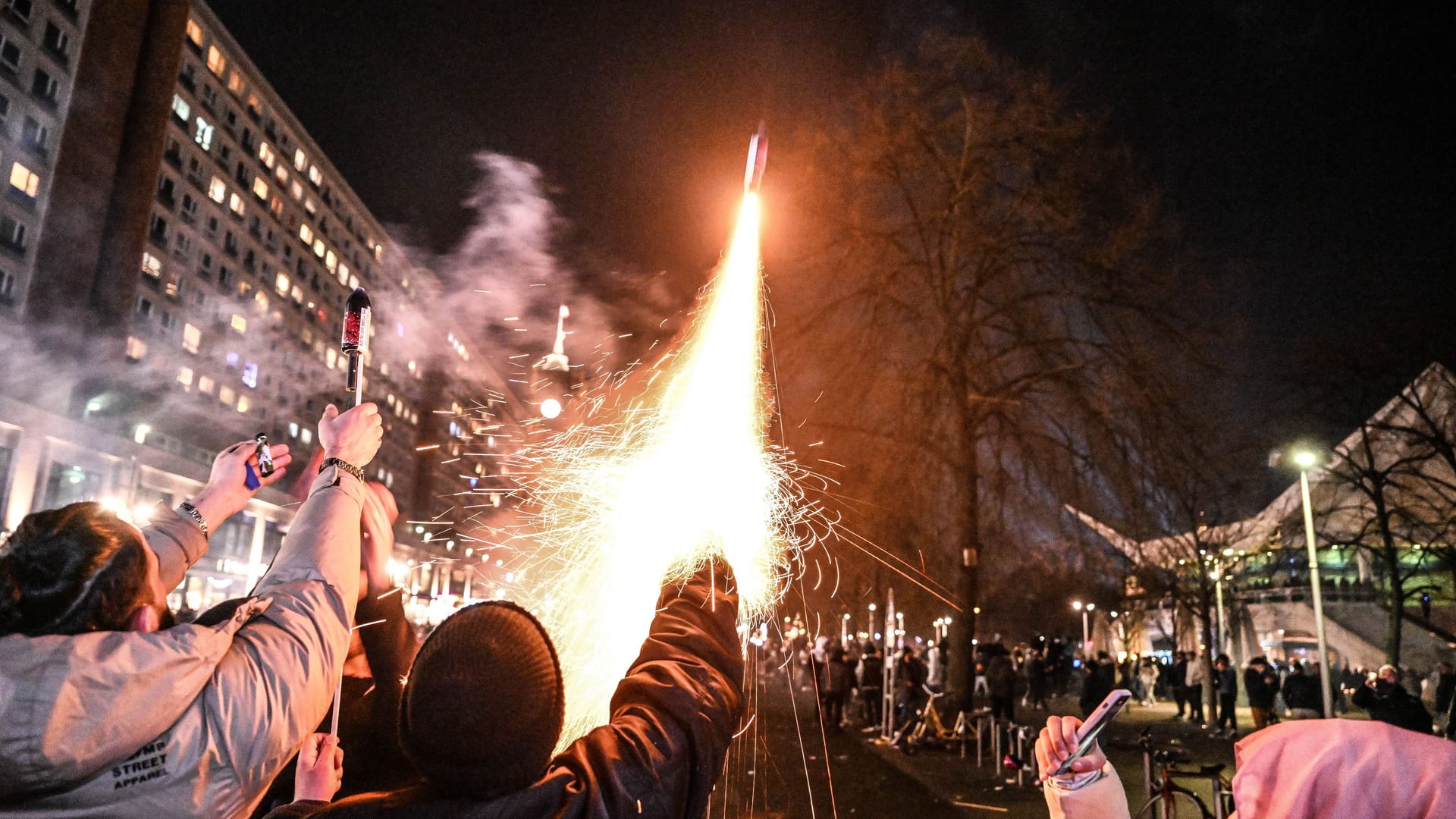 Raketen werden an Silvester aus der Hand gezündet (Archivbild): Sollte es ein Böllerverbot geben? Raketen werden an Silvester aus der Hand gezündet (Archivbild): Sollte es ein Böllerverbot geben?