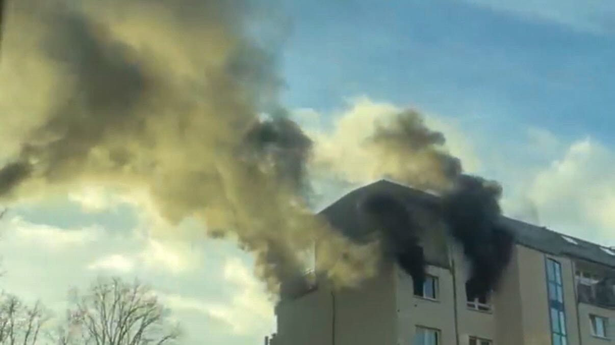 Rauch steigt aus der brennenden Wohnung: Während der Löscharbeiten kommt es zu Einschränkungen auf der Stauffenbergallee. Rauch steigt aus der brennenden Wohnung: Während der Löscharbeiten kommt es zu Einschränkungen auf der Stauffenbergallee.