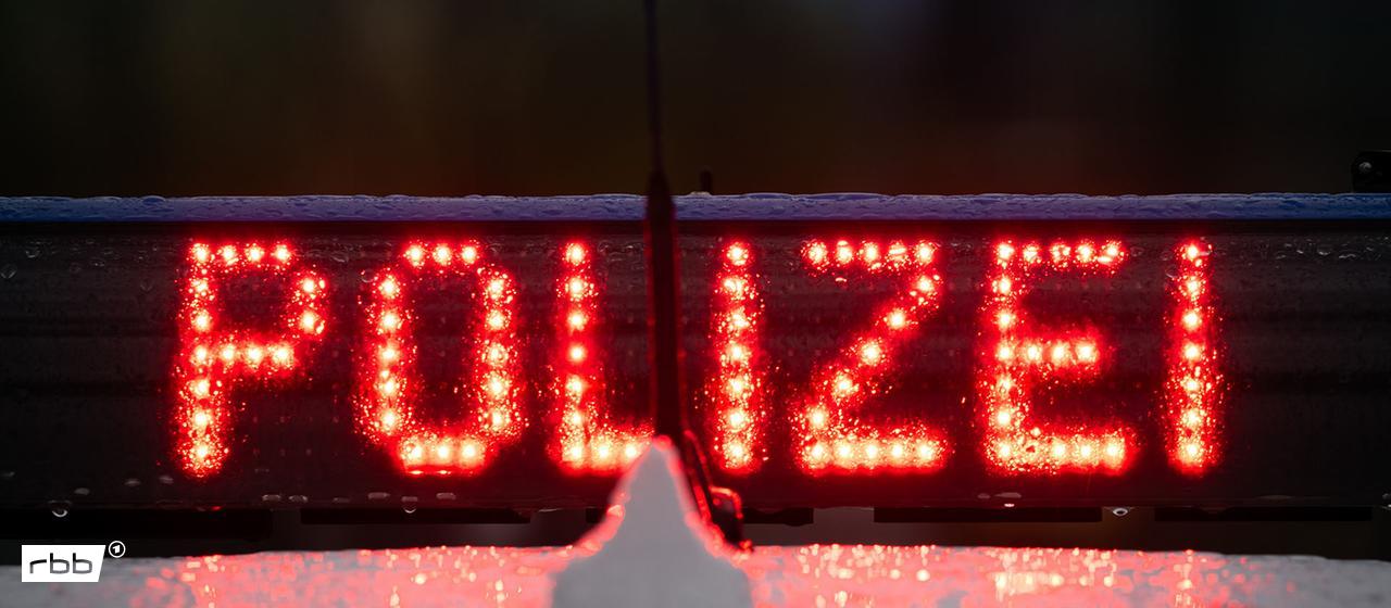 Der Schriftzug "Polizei" auf einem Polizeiwagen, Archivbild (Quelle: DPA/Soeren Stache)