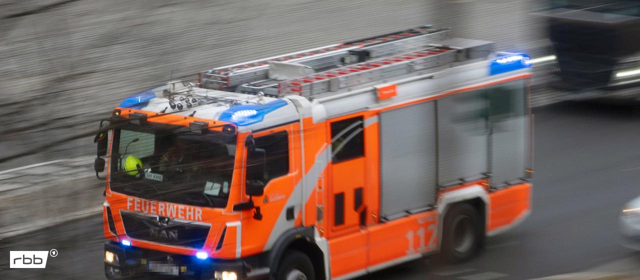 Archivbild: Loeschwagen der Berliner Feuerwehr auf Einsatzfahrt. (Quelle: dpa/Sorge)